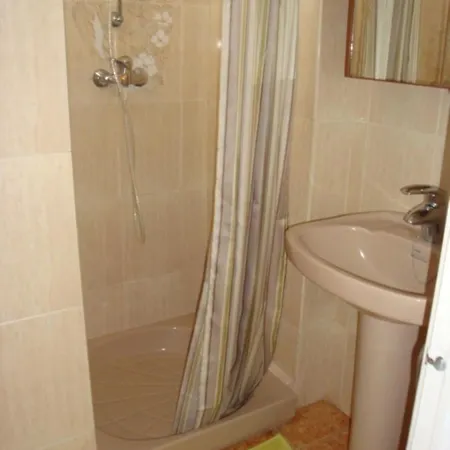 - 2 Bedrooms With Pool Young People Group Not Allowed - 07522 Apartment *