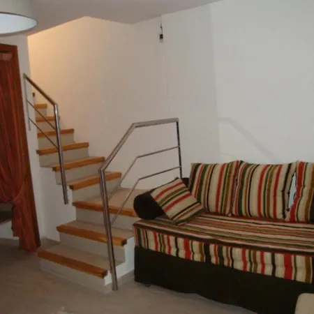 - 2 Bedrooms With Pool Young People Group Not Allowed - 07522 *
